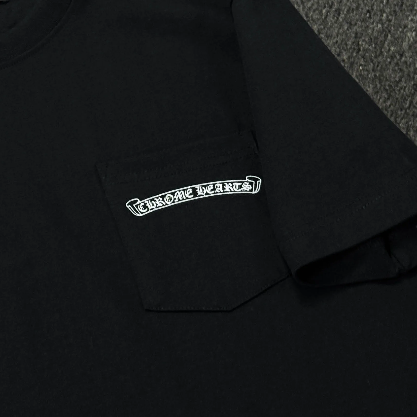 P170 Chrome Hearts 25 high-end versions. The fabric is made of 300 grams of high-density pure cotton. It does not deform or shrink. It has three labels. It is the same style for men and women. Technology: suede foaming + digital printing. Color: white, black. SIZE: S-XL.